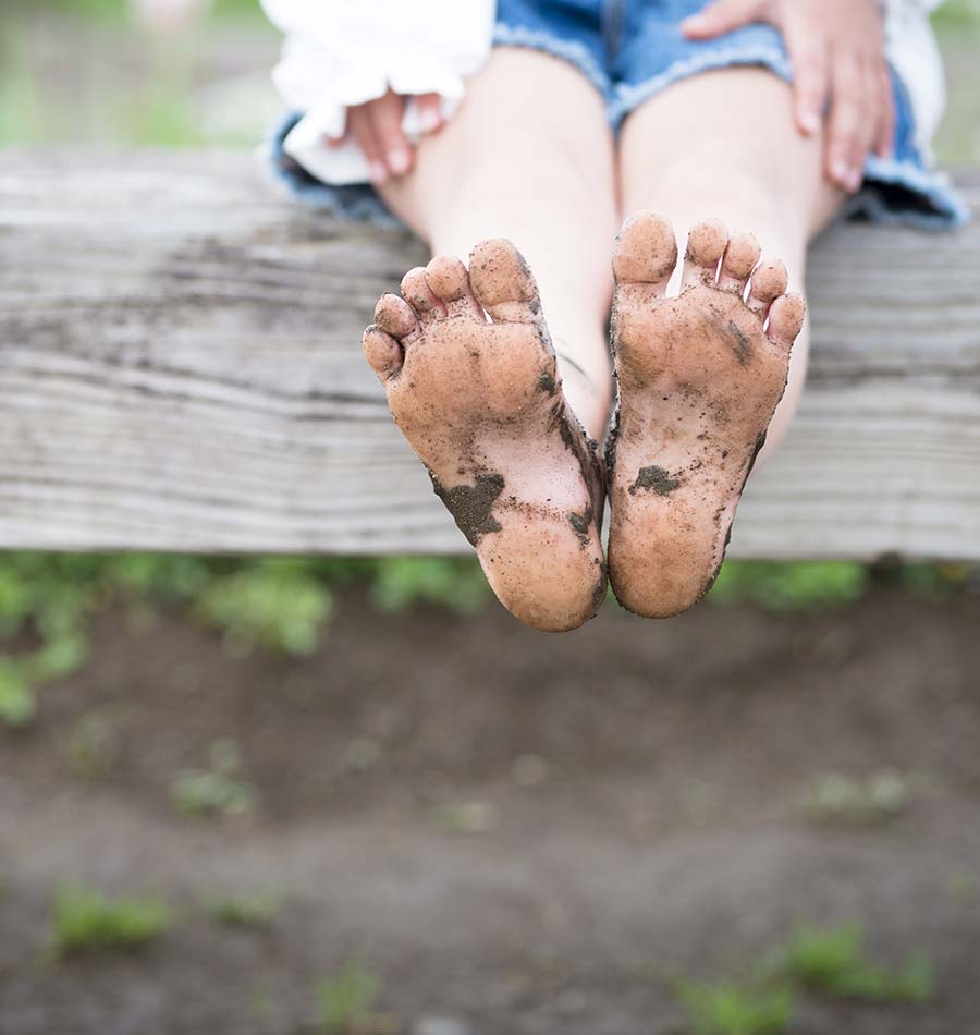 Betreutes-Wohnen Tarpholz- Kinderfüße mit Sand